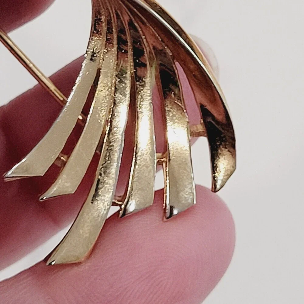 Crown Trifari Faux Pearl Rhinestone Swirl Brooch Gold Tone Cluster Bouquet MCM - Picture 11 of 16